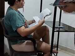 Ayudo a mi hermanastra con la tarea a cambio de que me deje follar su cu&ntilde_o